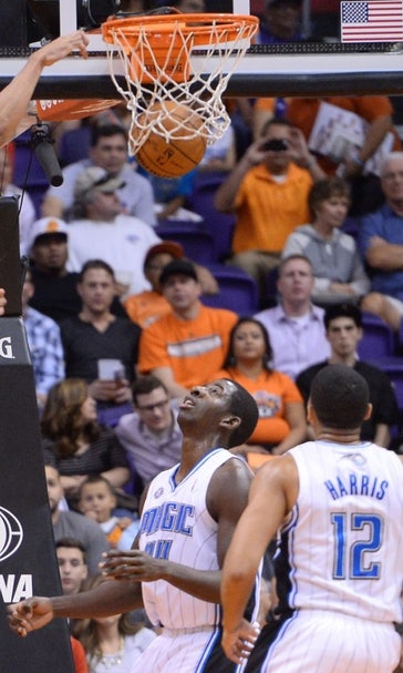 With season dwindling, Suns surge late to top Magic